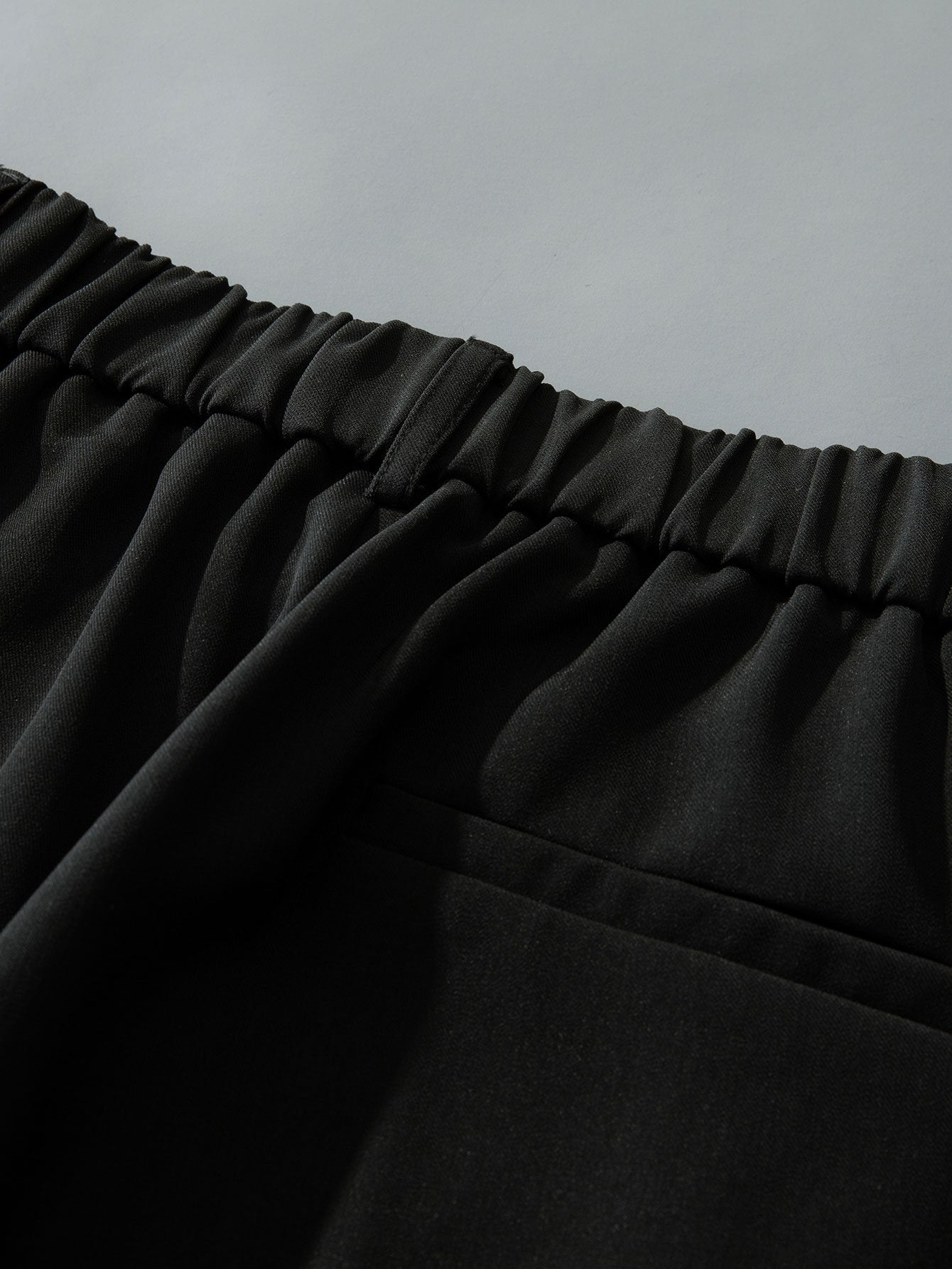 Pantalón recto relax negro: cintura elástica con frunce