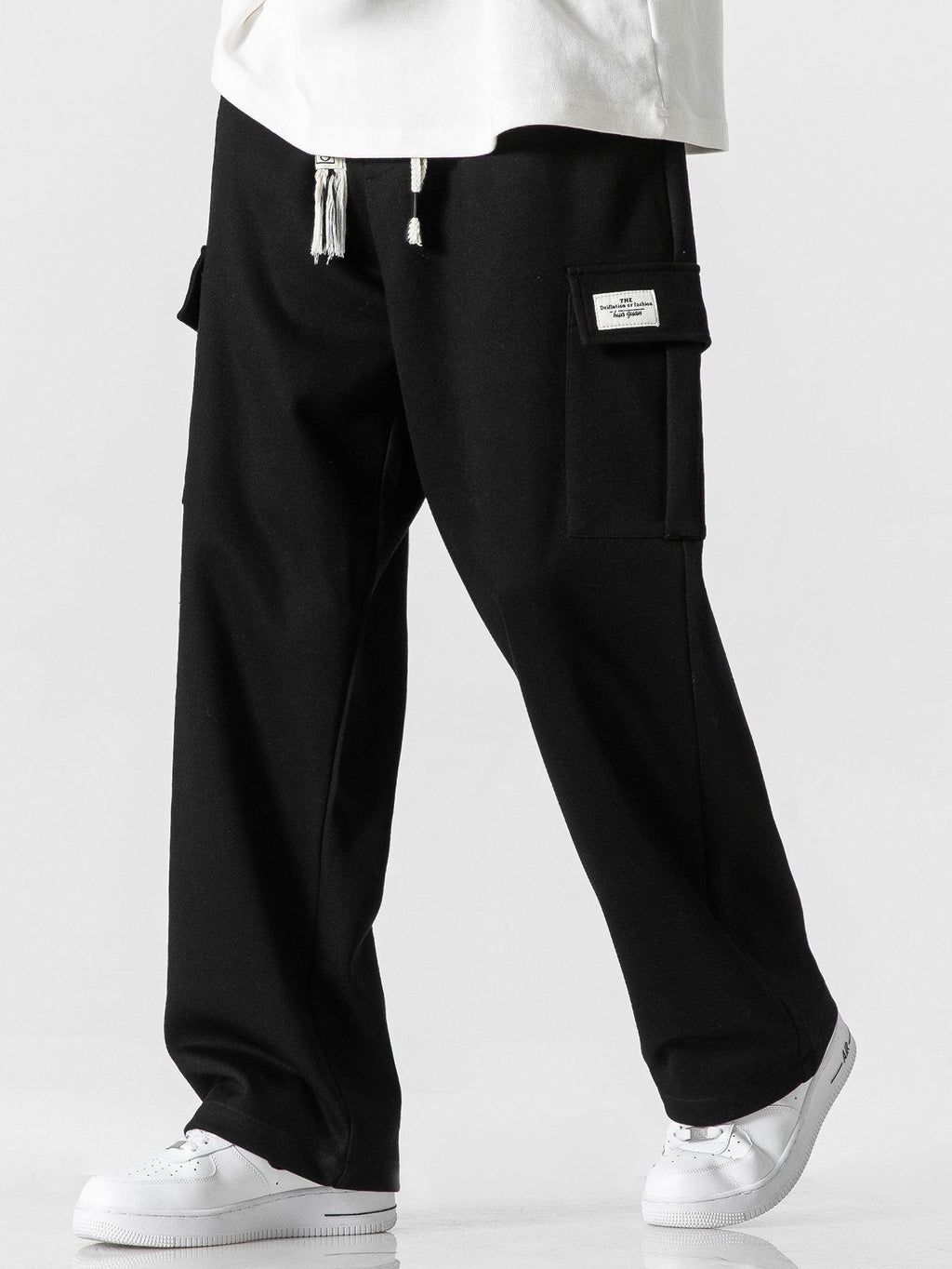 Pantalón cargo negro holgado con bolsillo cargo y cordones en la pretina