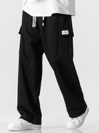 Pantalón cargo negro holgado con bolsillo cargo y cordones en la pretina