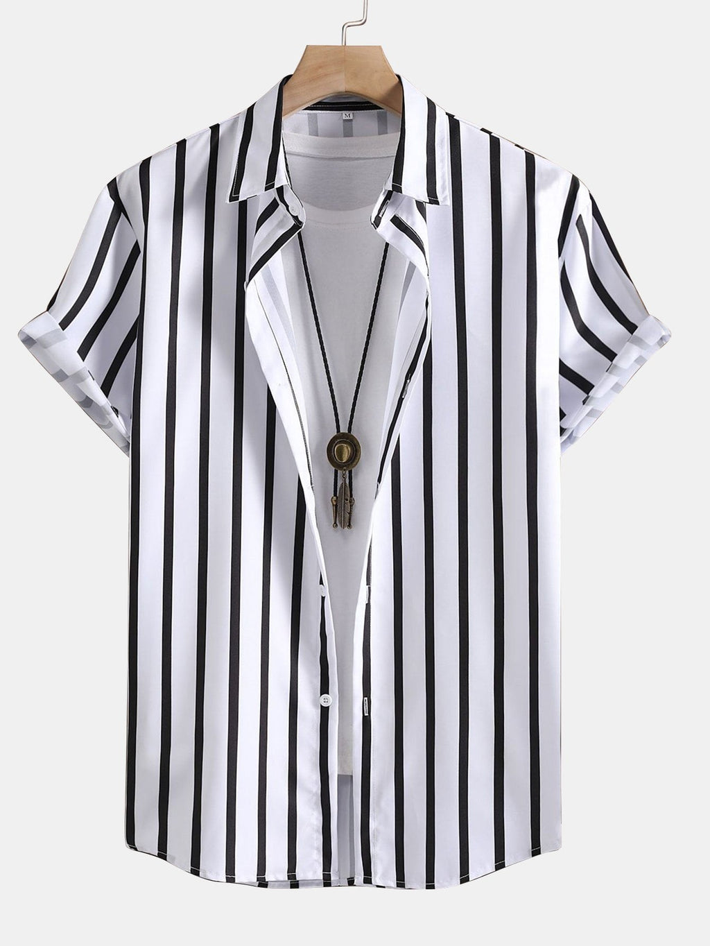 Camisa blanca y negra a rayas, cuello clásico y botones delanteros