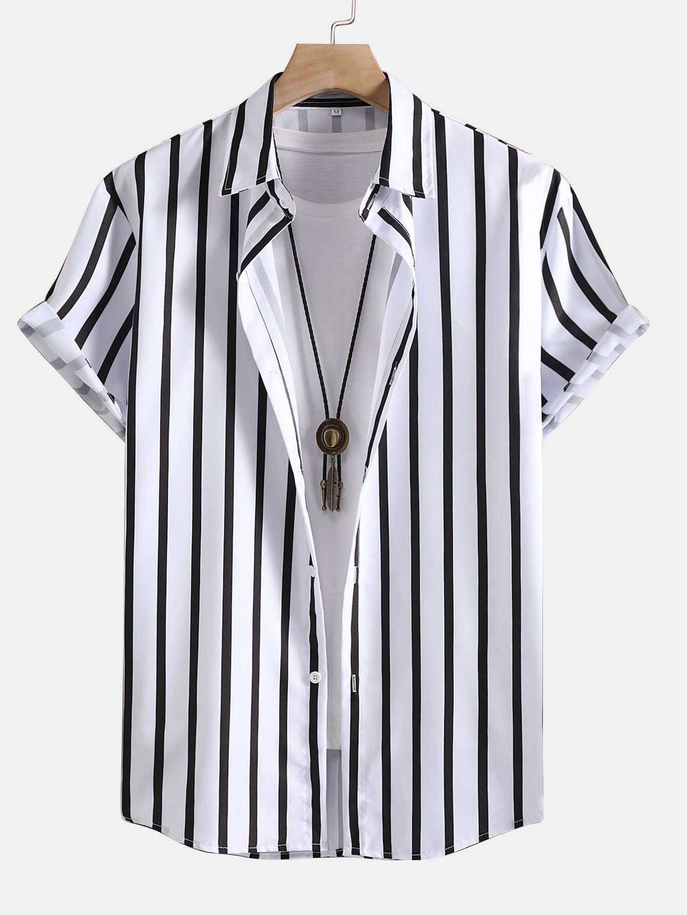 Camisa blanca y negra a rayas, cuello clásico y botones delanteros