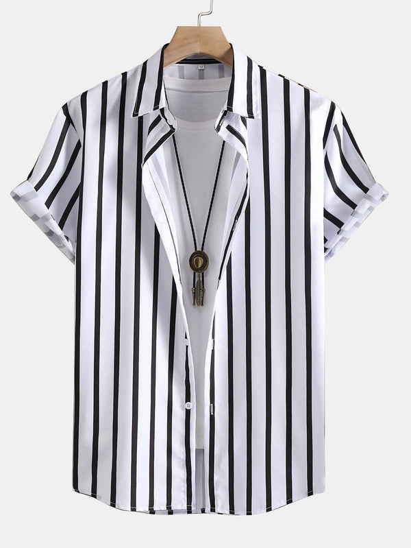 Camisa blanca y negra a rayas, cuello clásico y botones delanteros