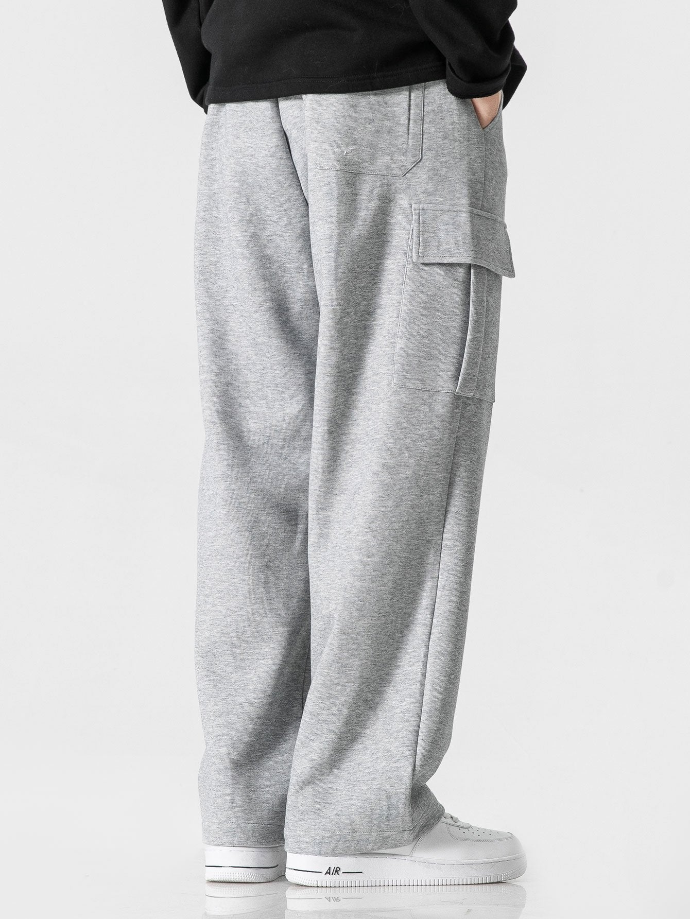 Pantalón cargo gris jaspeado con bolsillo lateral y cintura relajada