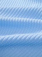 Camisa Milano azul claro con textura acanalada cerca del cuello