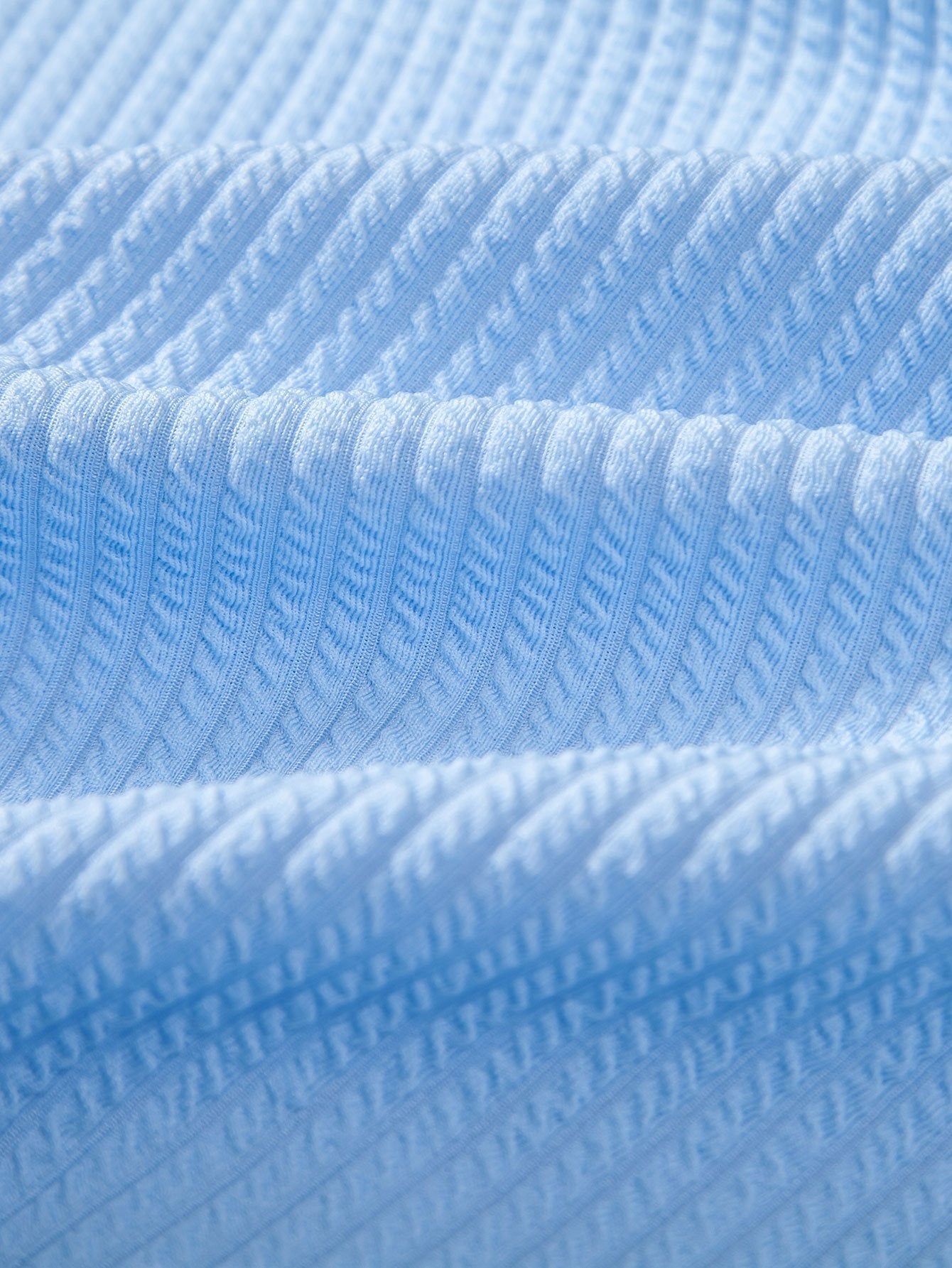 Camisa Milano azul claro con textura acanalada cerca del cuello