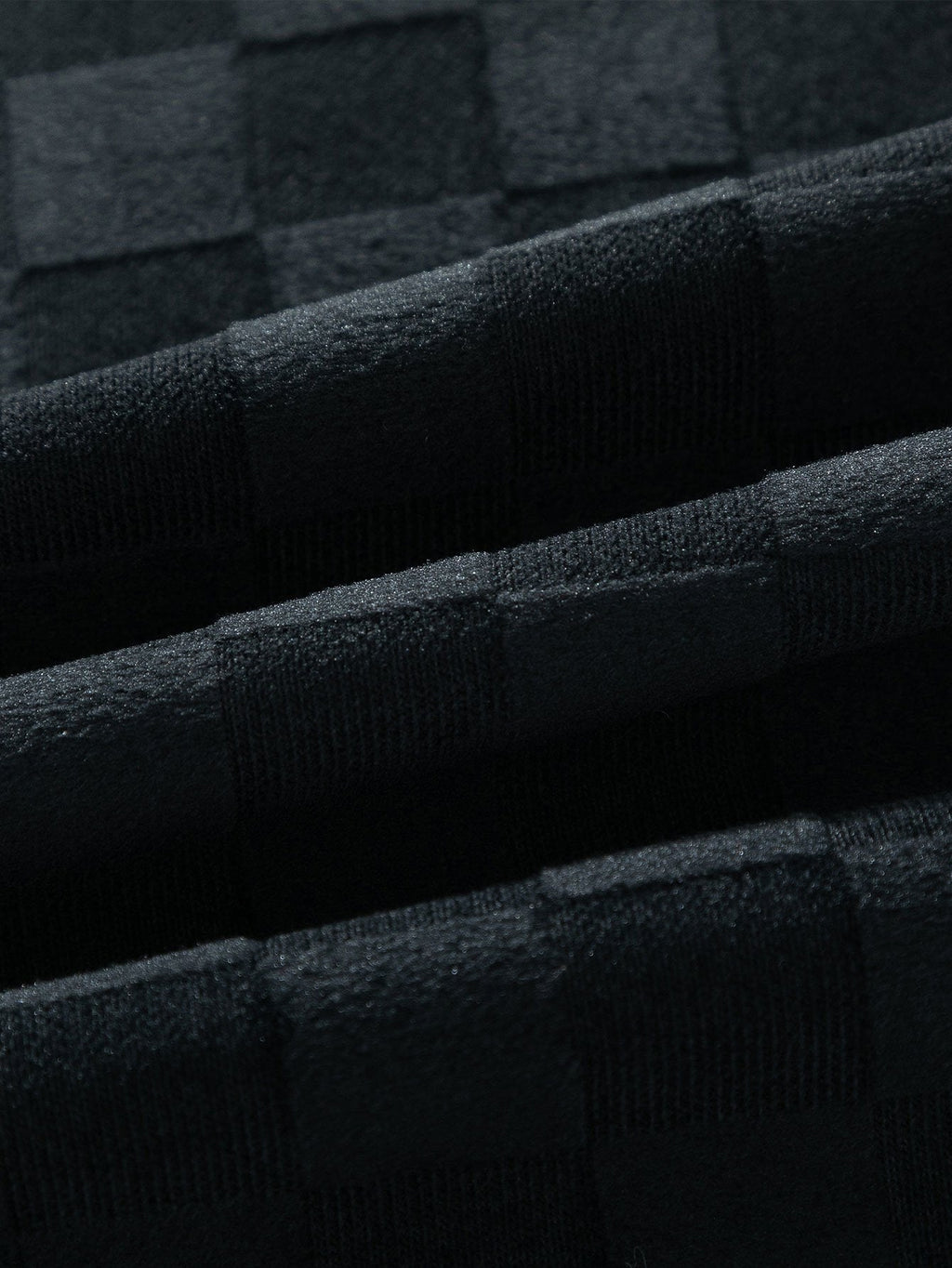 Cintura y muslo del pantalón con relieve texturizado negro