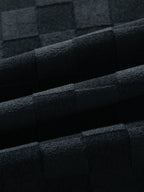 Cintura y muslo del pantalón con relieve texturizado negro