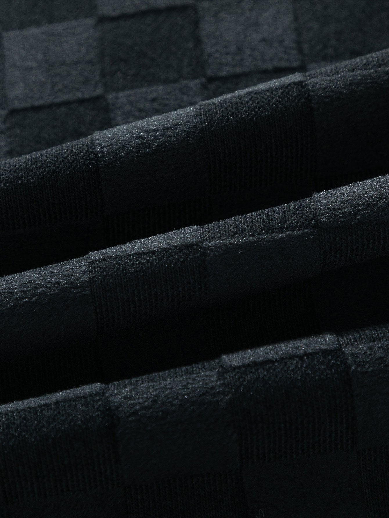 Cintura y muslo del pantalón con relieve texturizado negro
