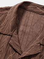 Camisa café: detalle de cuello y costuras, tejido acanalado con textura marcada.