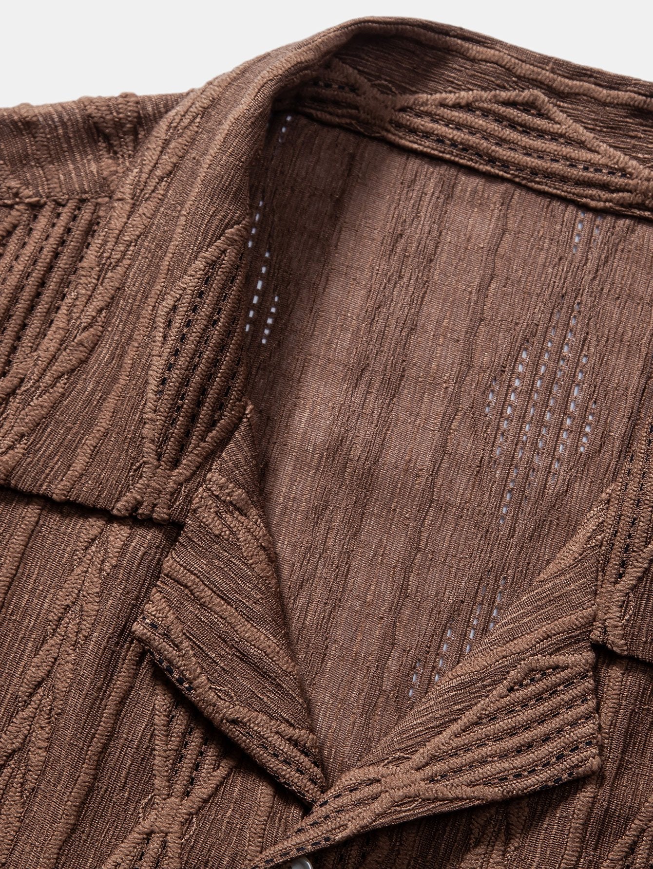 Camisa café: detalle de cuello y costuras, tejido acanalado con textura marcada.