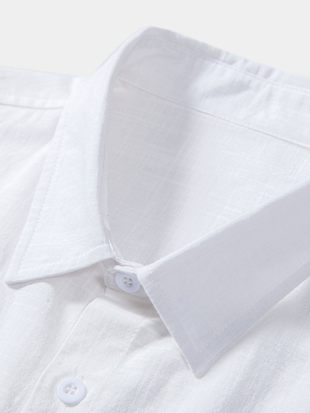 Cuello y botones de camisa blanca de algodón tipo lino