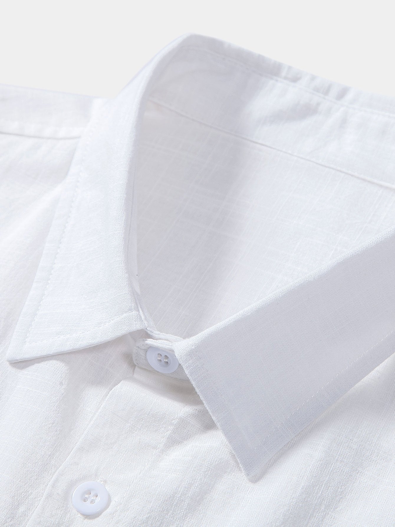 Cuello y botones de camisa blanca de algodón tipo lino