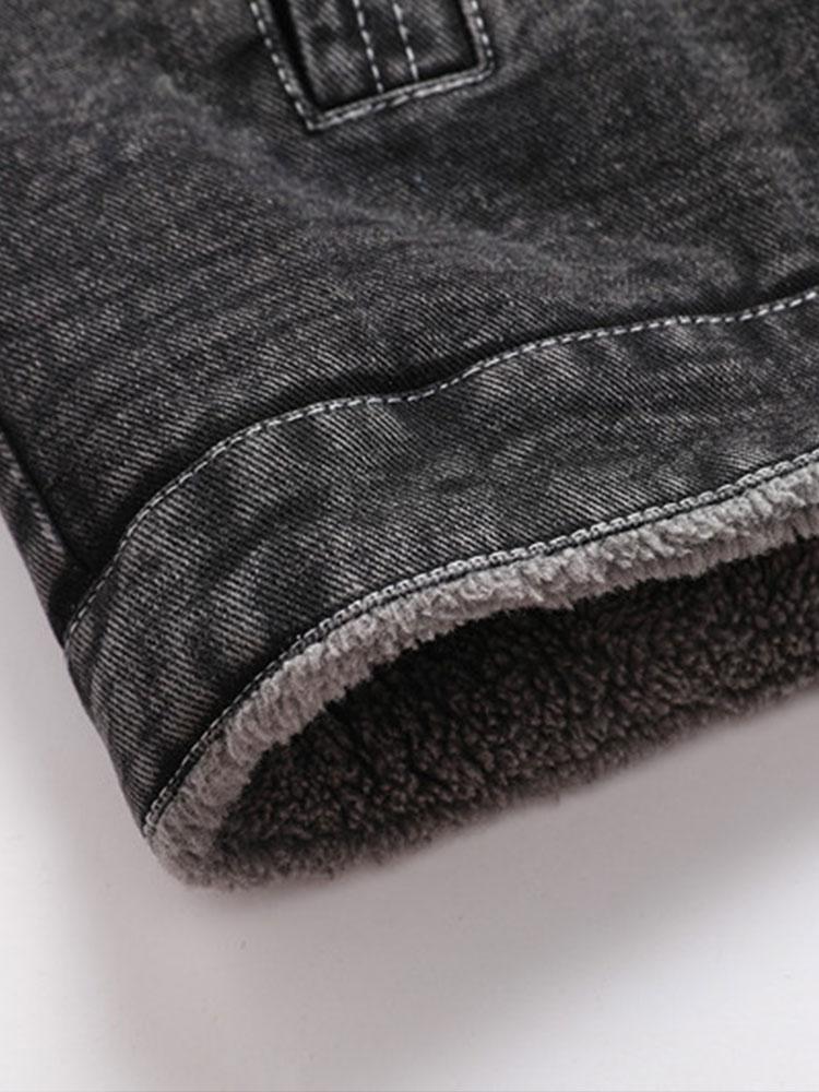 Borde inferior de cazadora vaquera gris con forro teddy y costura contrastada