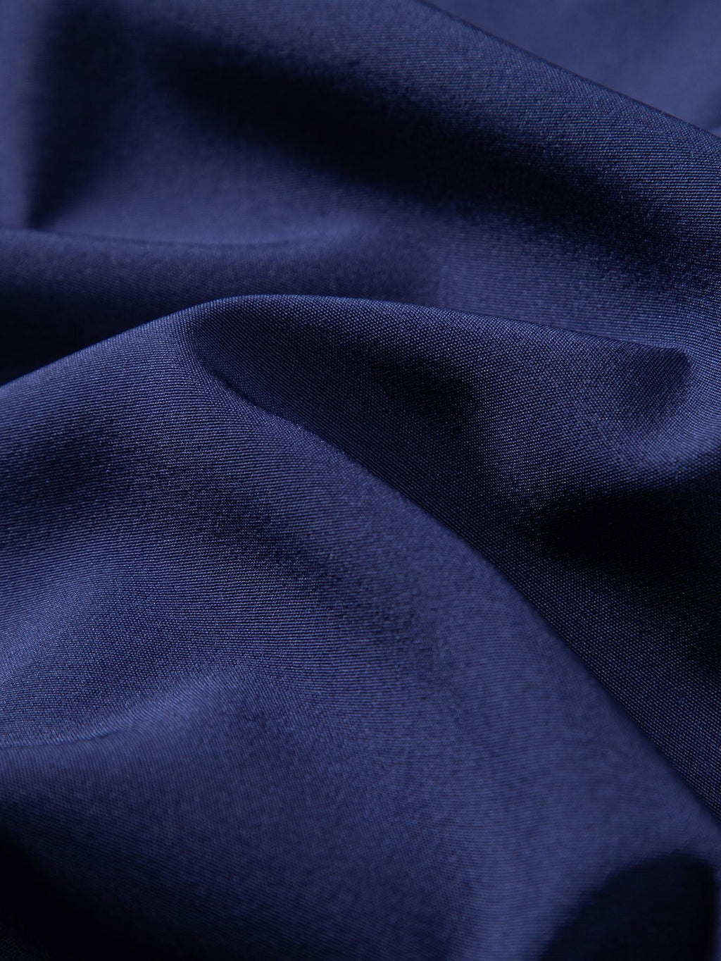 Tela de camisa azul marino lisa con caída suave y textura fina