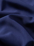 Tela de camisa azul marino lisa con caída suave y textura fina