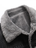Cuello teddy de la cazadora vaquera gris con tejido esponjoso y borde cosido