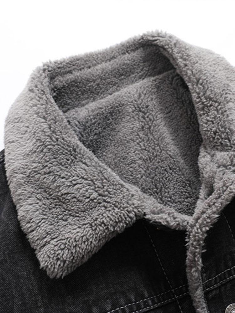 Cuello teddy de la cazadora vaquera gris con tejido esponjoso y borde cosido
