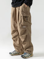Pantalón paracaídas color arena con bolsillos cargo y parche pequeño