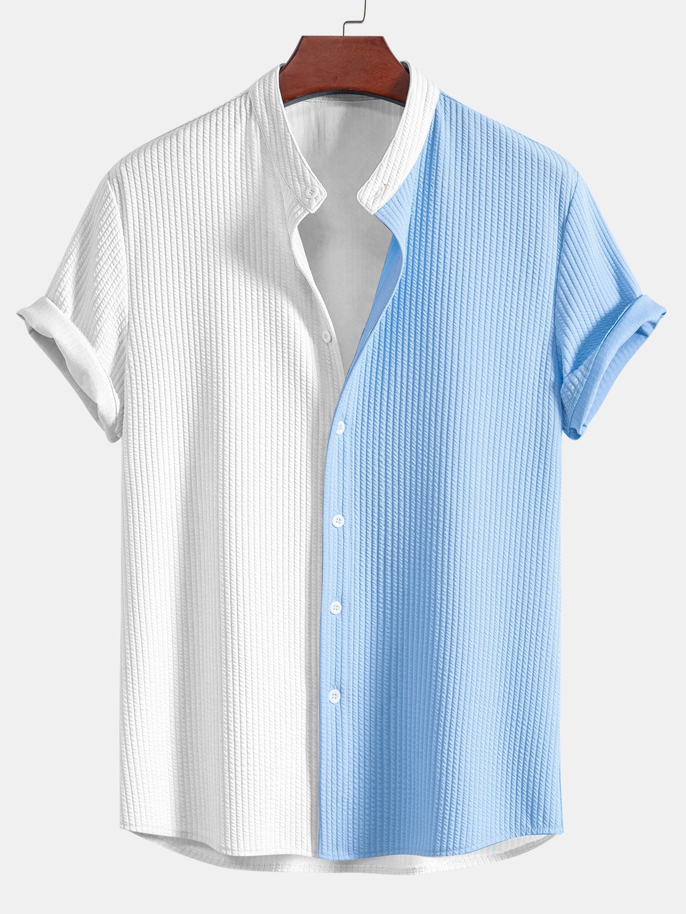 Camisa de dos tonos blanco y azul claro, cuello de pie acanalado, manga corta abotonada
