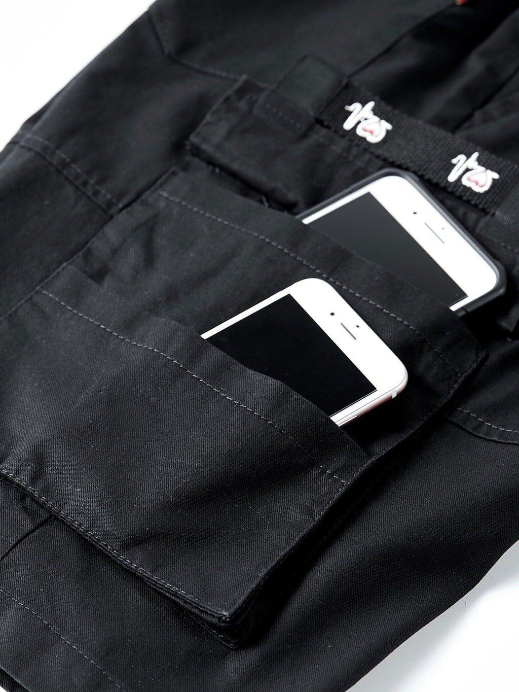 Pantalón corto negro con bolsillo lateral con broche y cinta ajustable