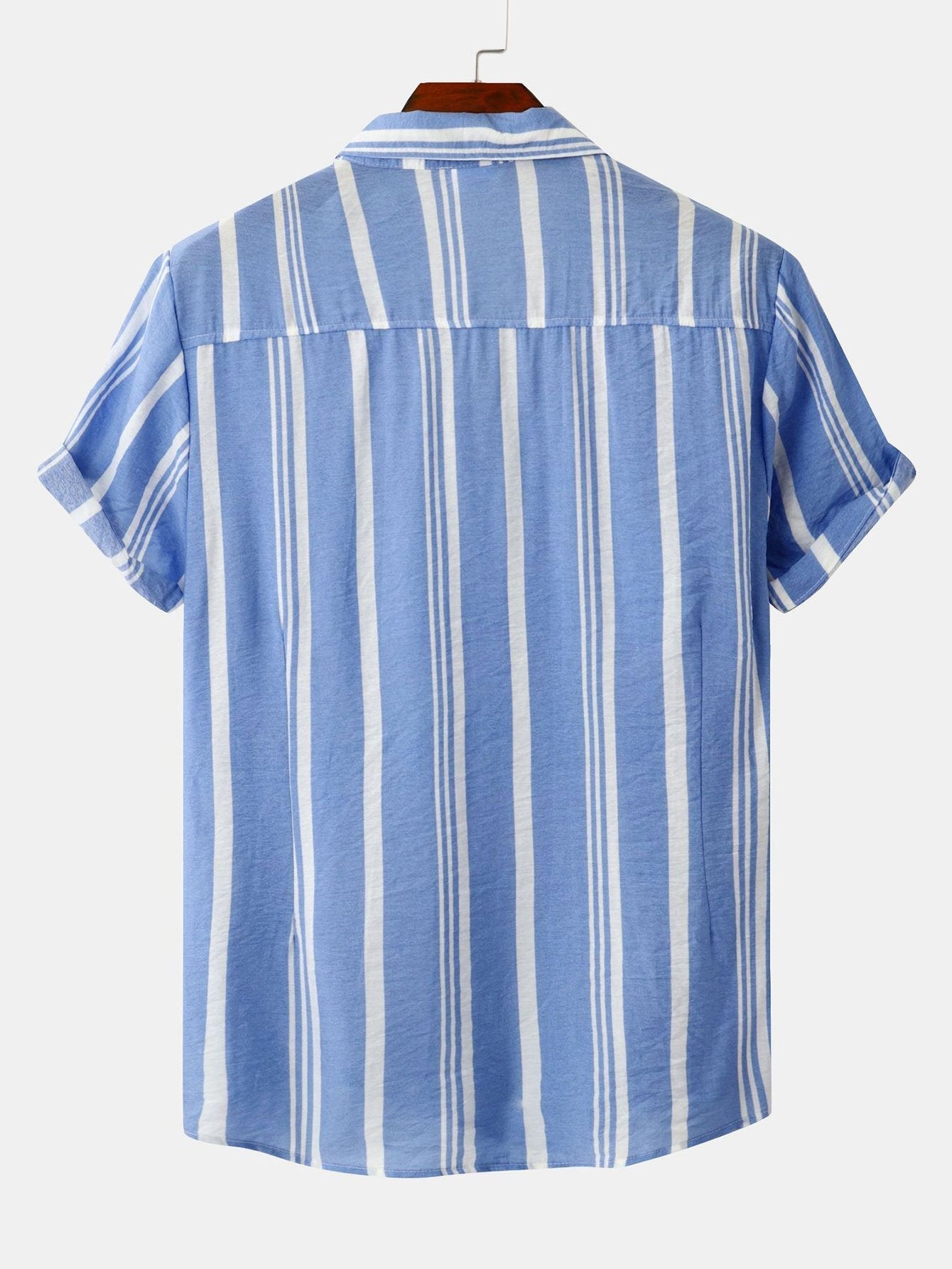 Camisa de rayas azul claro con botones, vista trasera, manga corta.