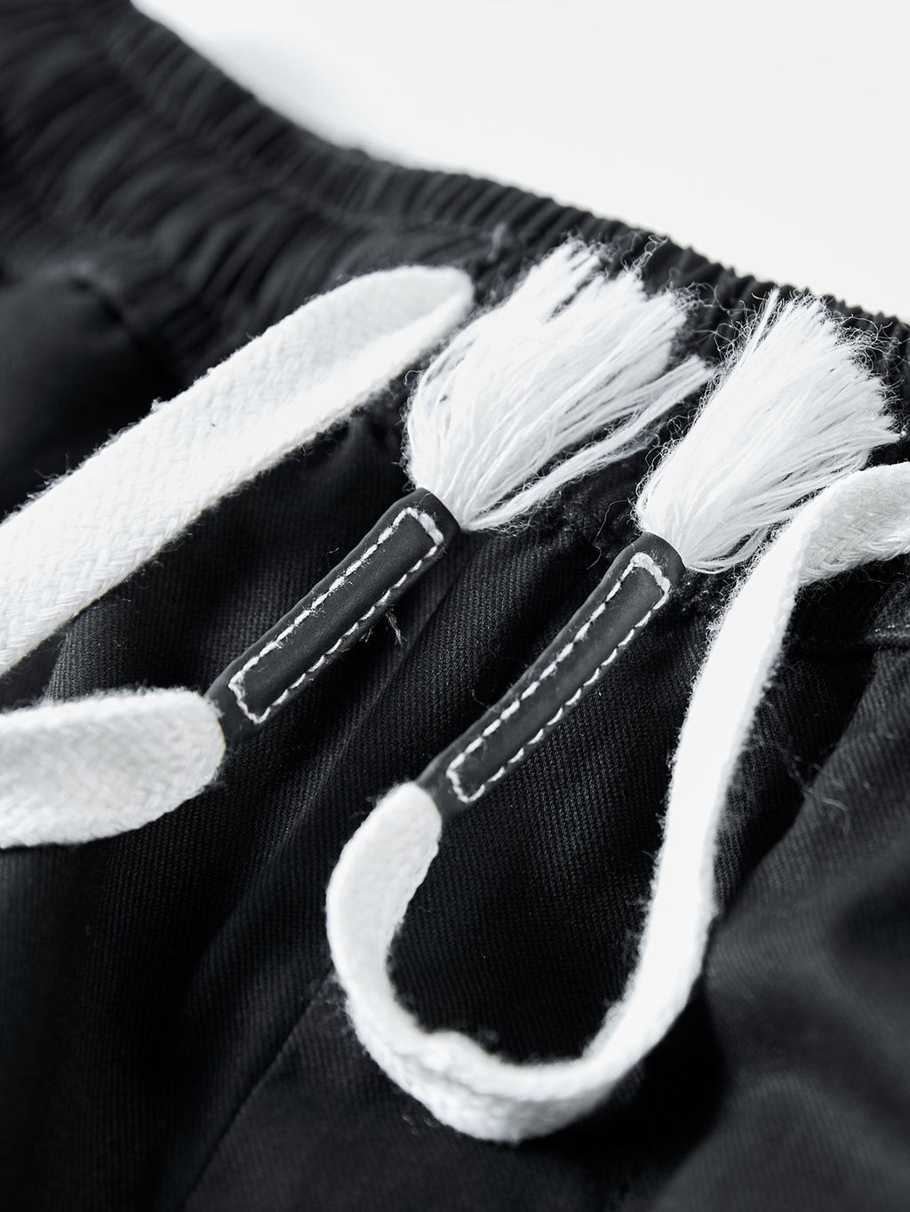 Pantalón corto Aspen negro con cordón blanco y trabillas de costura visibles