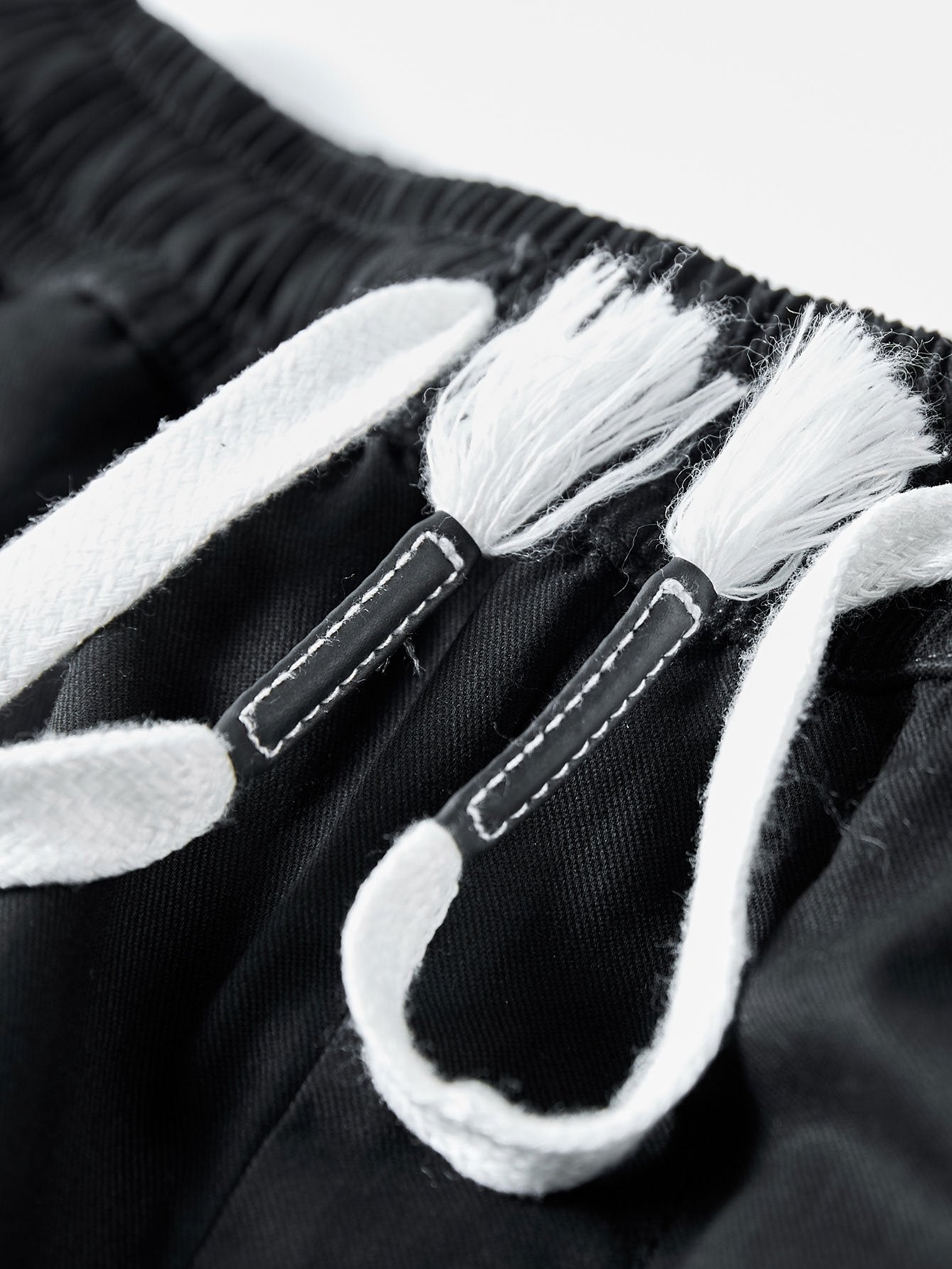 Pantalón corto Aspen negro con cordón blanco y trabillas de costura visibles
