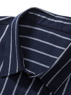 Tela de camisa azul marino con rayas claras, cuello y solapa visibles.