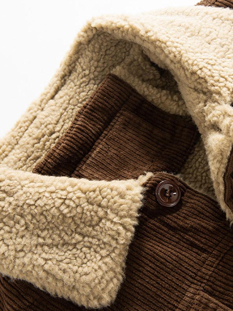 Chaqueta pana teddy café: detalle de bolsillo interior y forro sherpa beige