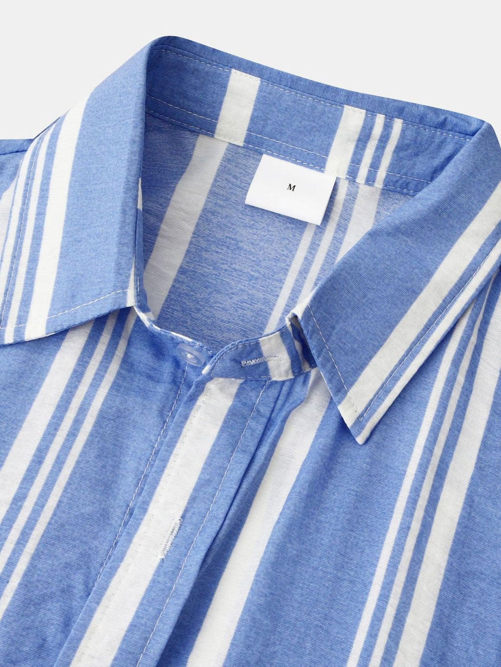 Camisa de botones a rayas azul claro y blancas, cuello con solapa
