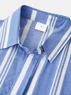 Camisa de botones a rayas azul claro y blancas, cuello con solapa