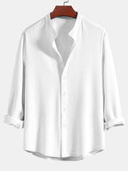 Camisa de manga larga acanalada blanca, cuello de pie, botonadura frontal