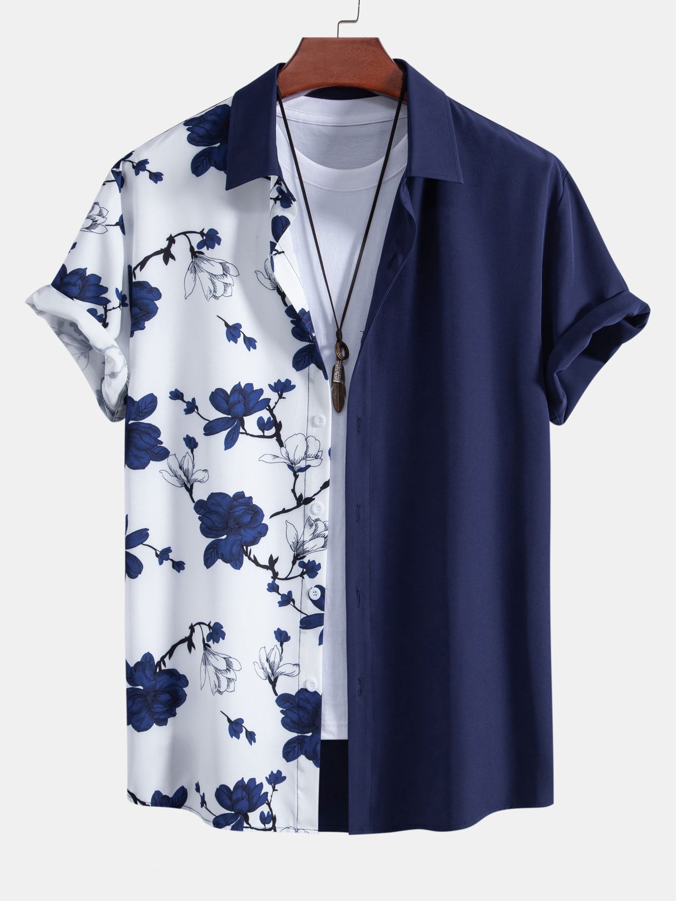 Camisa azul marino de mangas cortas con botones y estampado floral blanco y azul