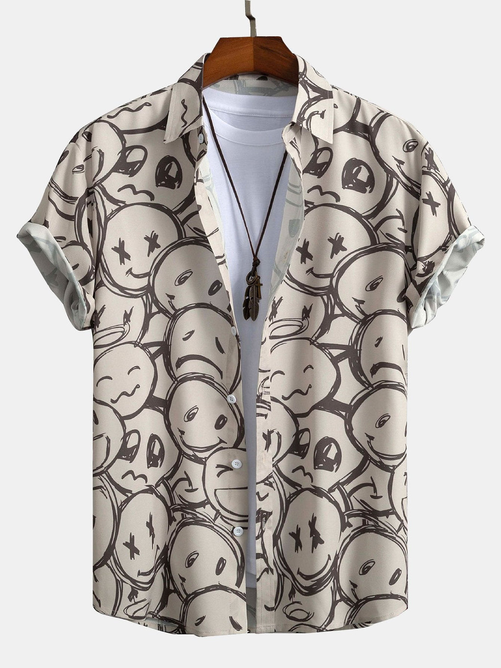 Camisa de manga corta color arena con estampado de caritas y cuello con botones