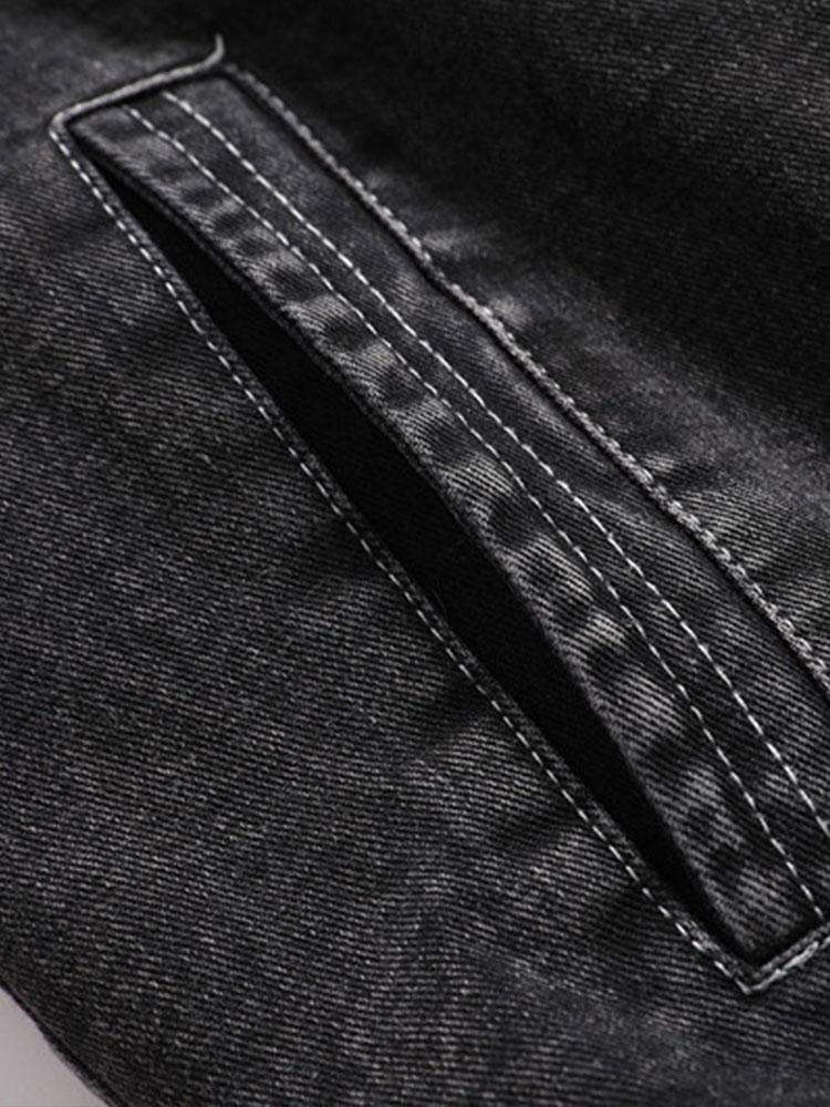 Detalle frontal de cazadora vaquera gris con costuras decorativas en V