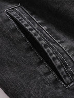 Detalle frontal de cazadora vaquera gris con costuras decorativas en V