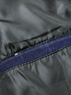 Forro interior del blazer con ribete en tela azul marino y costura visible