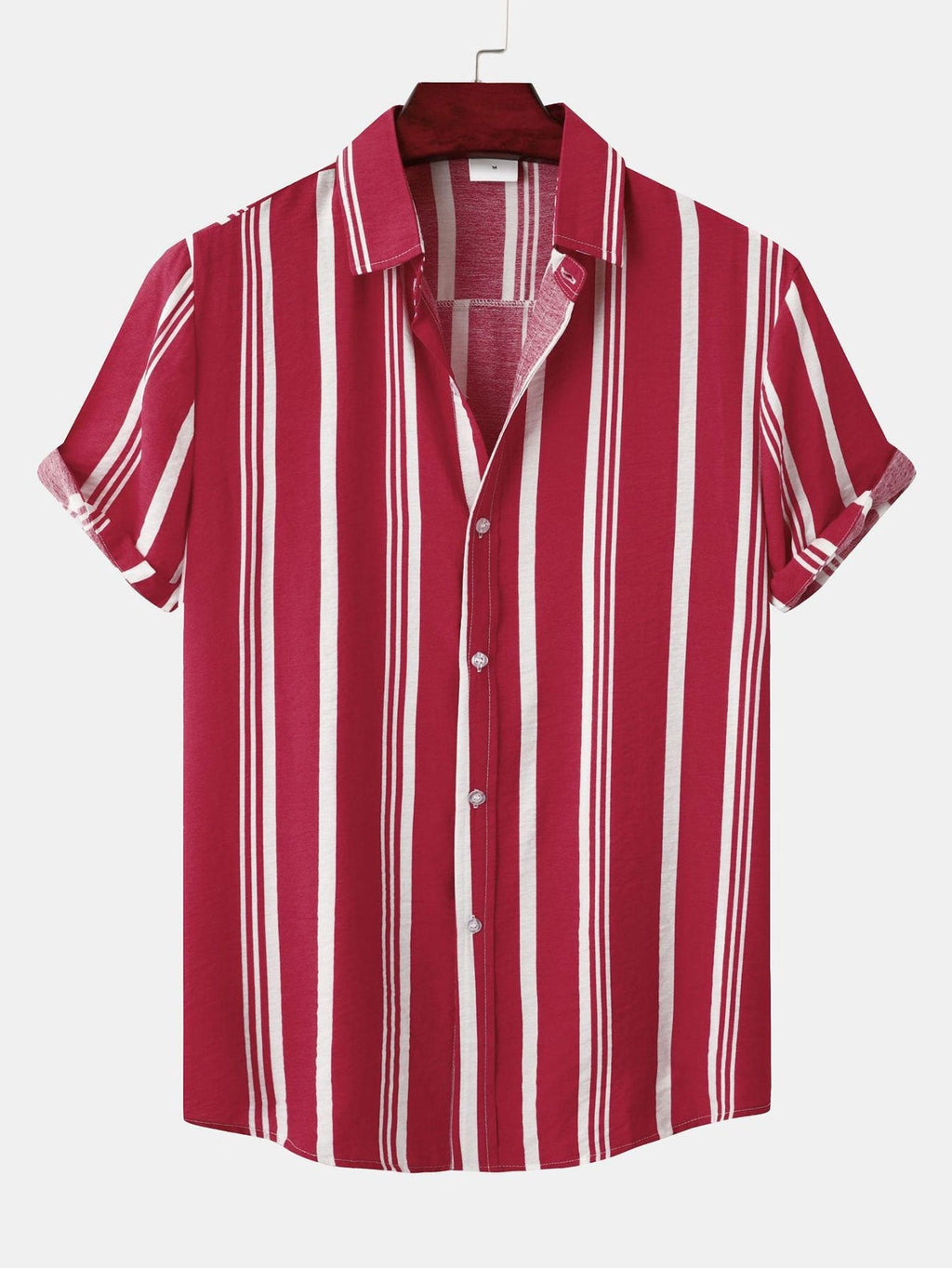 Camisa de botones de rayas rojas y blancas, manga corta, cuello tipo camisa.