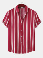 Camisa de botones de rayas rojas y blancas, manga corta, cuello tipo camisa.