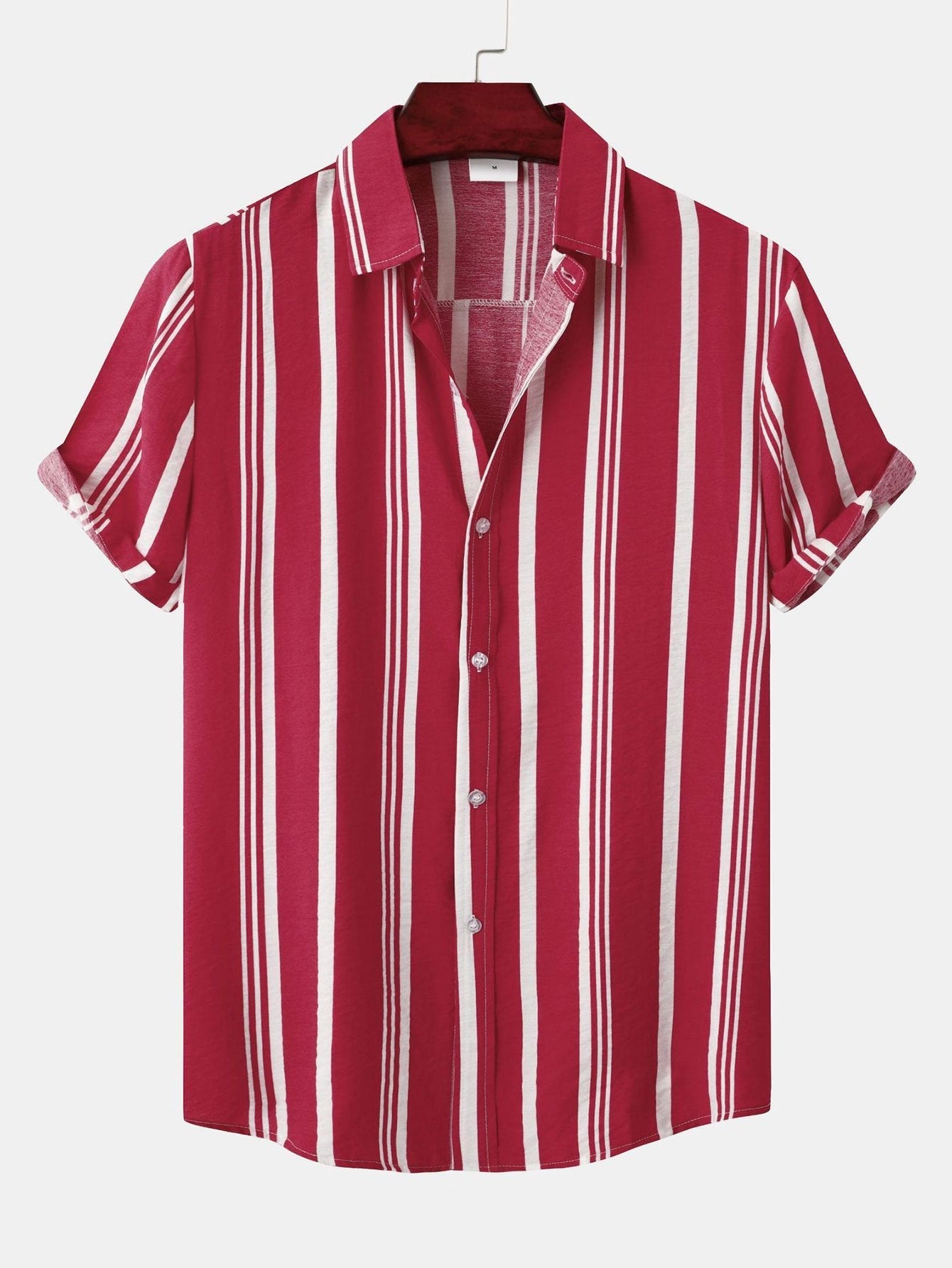 Camisa de botones de rayas rojas y blancas, manga corta, cuello tipo camisa.