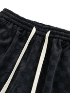 Cintura elástica con cordones blancos y patrón texturizado del pantalón