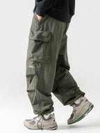 Pantalón paracaídas verde oscuro con bolsillos cargo y rodillas abullonadas