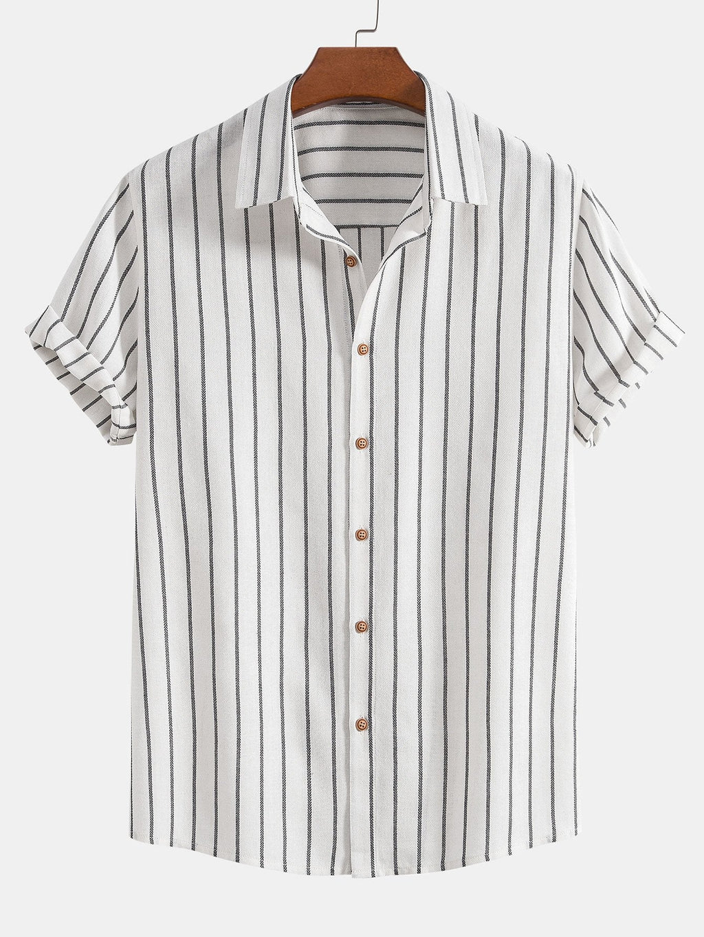 Camisa blanca de rayas verticales, manga corta, botones frontales.