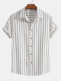 Camisa blanca de rayas verticales, manga corta, botones frontales.