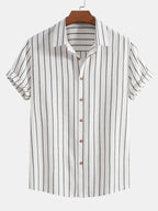 Camisa blanca de rayas verticales, manga corta, botones frontales.