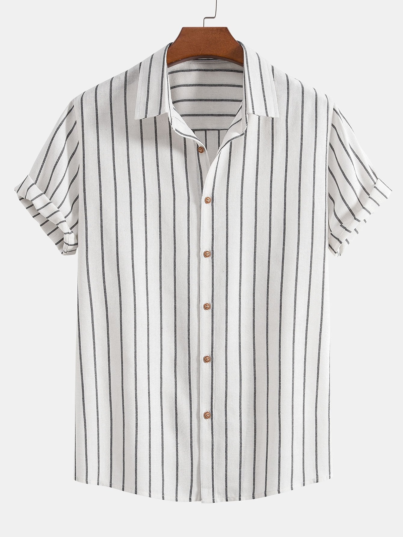 Camisa blanca de rayas verticales, manga corta, botones frontales.