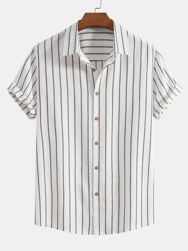 Camisa blanca de rayas verticales, manga corta, botones frontales.