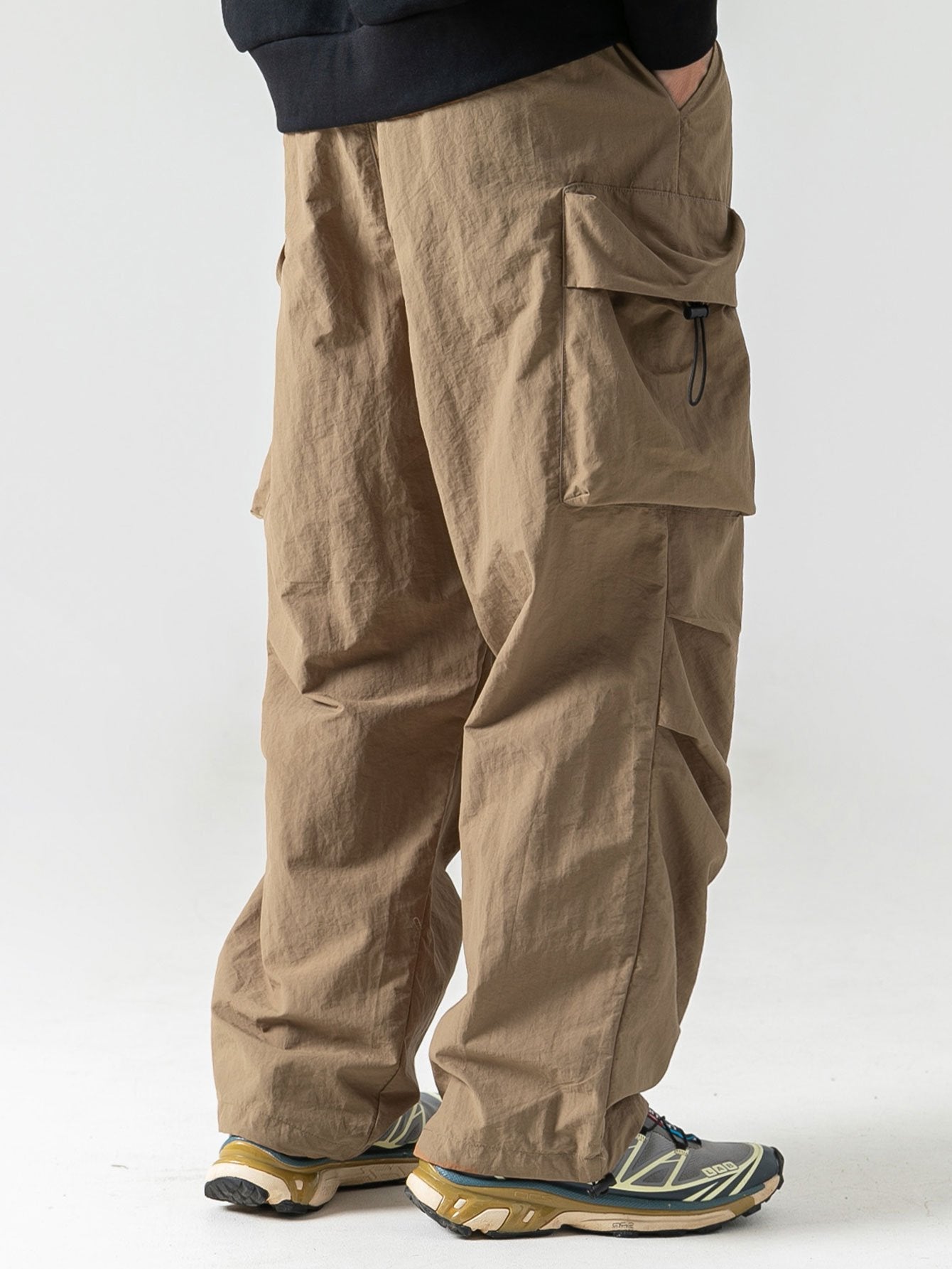 Pantalón paracaídas color arena con bolsillos cargo y bajo amplio