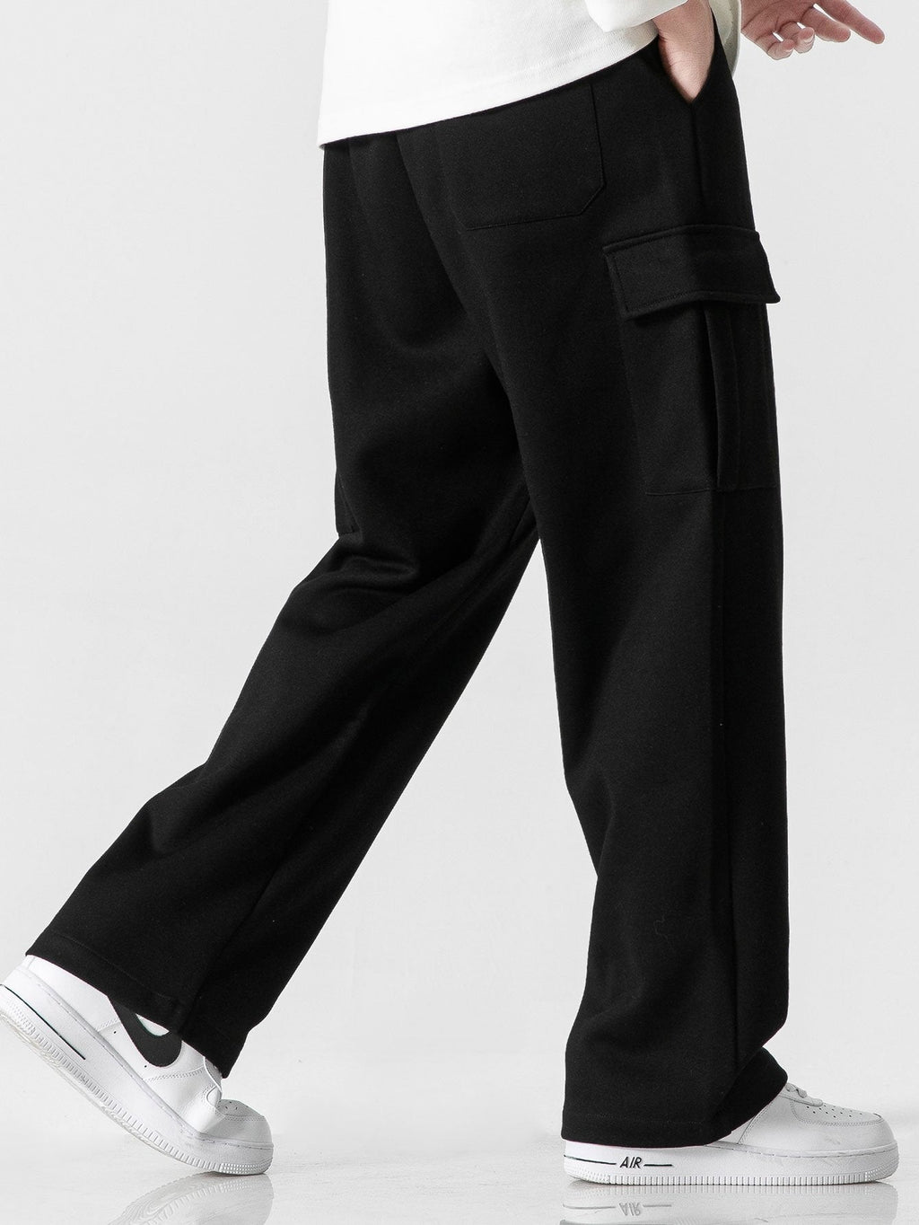Pantalón cargo negro con bolsillos tipo cargo y ajuste elástico en la cintura