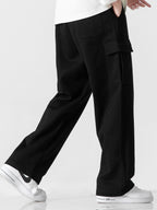 Pantalón cargo negro con bolsillos tipo cargo y ajuste elástico en la cintura